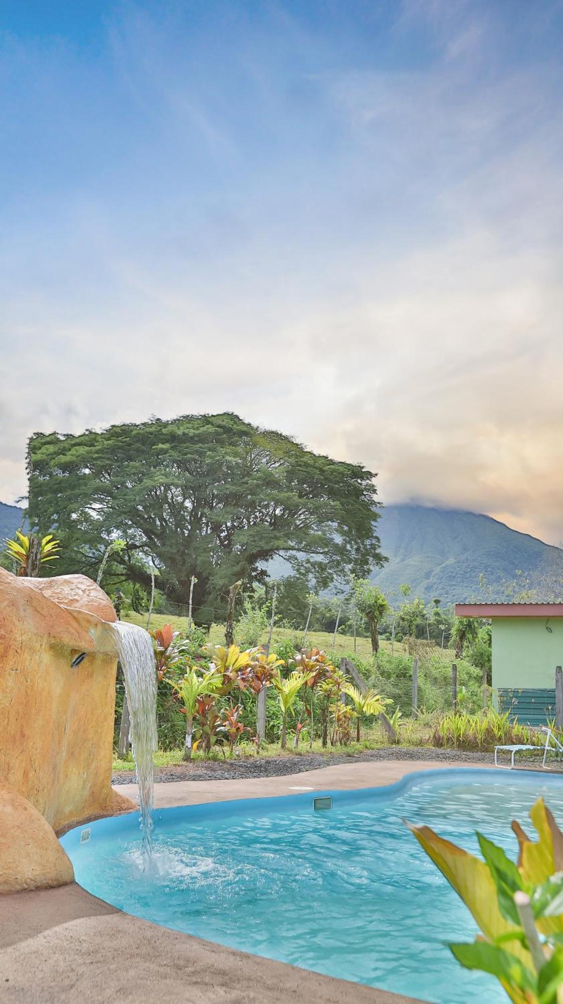 Chongos Place Hotel La Fortuna ภายนอก รูปภาพ